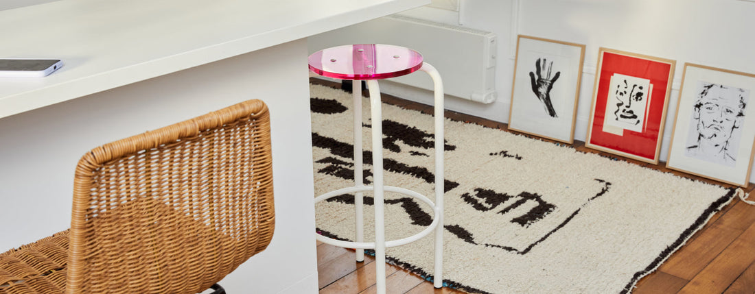 La couleur comme matière : repenser le mobilier en plexi teinté