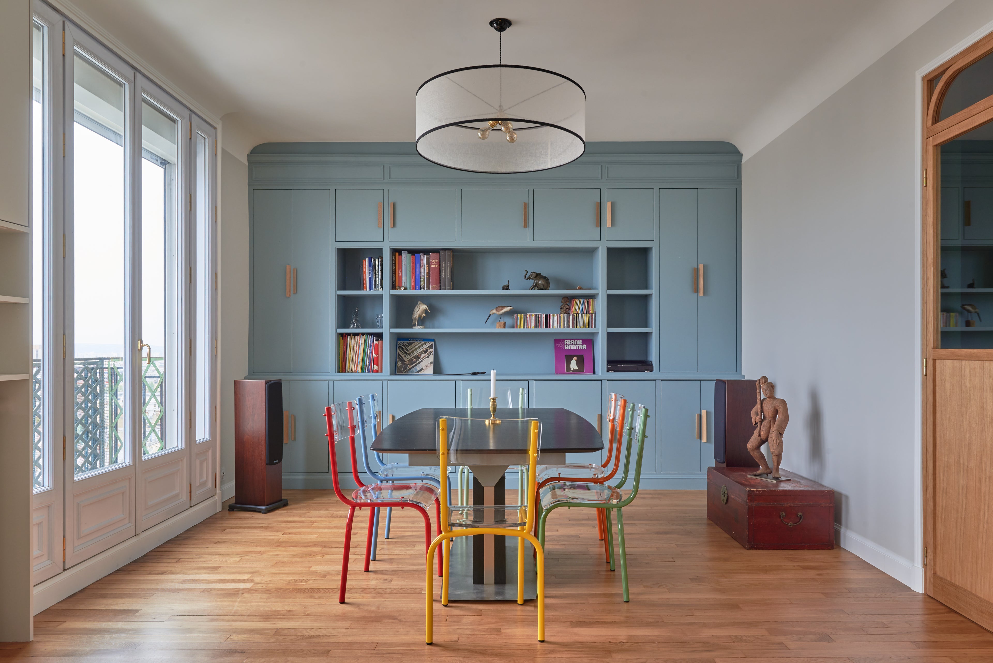 Chaises Les Adulescentes Laurent Badier autour d’une table dans un appartement à Montmartre, Paris
