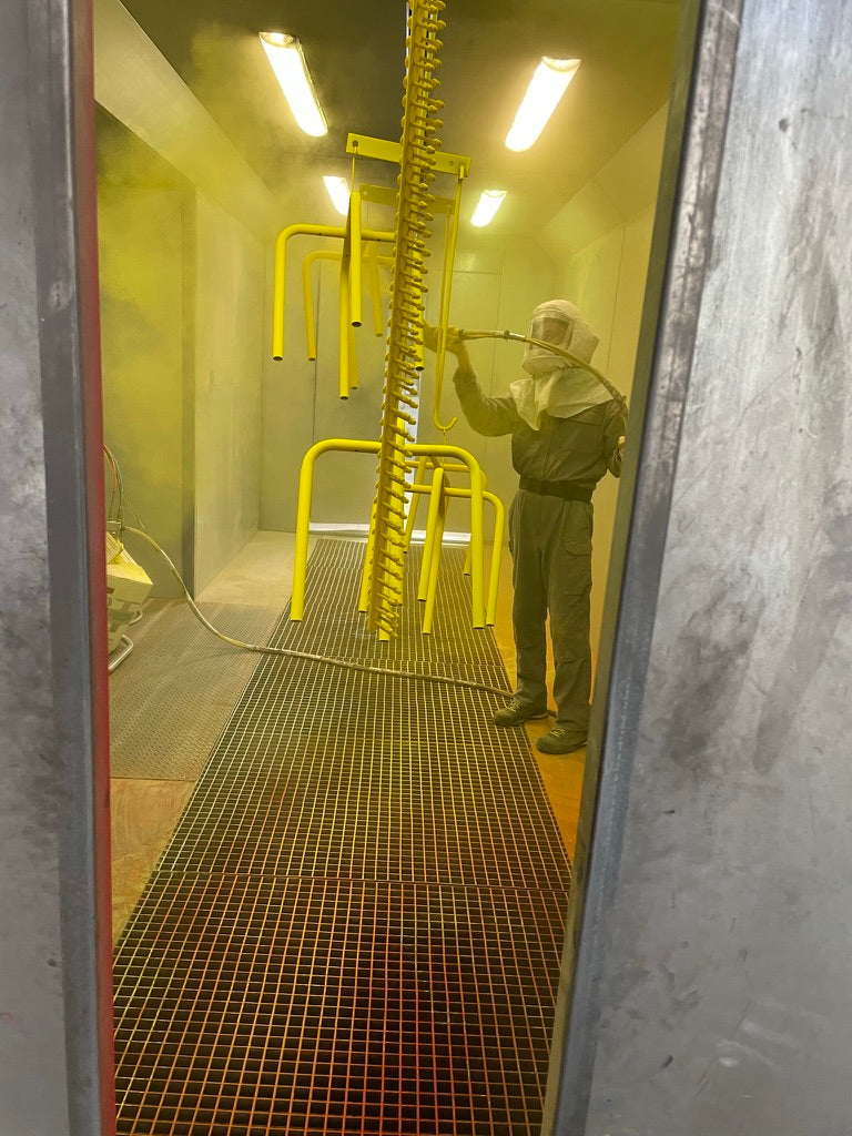 Thermolaquage jaune de structures en acier dans un atelier partenaire français pour une création Laurent Badier