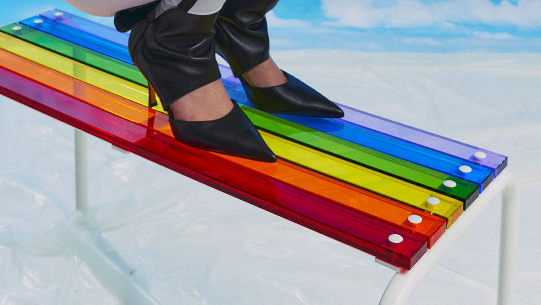 Banc Freedom 90 cm multicolore au bord d’une piscine, création laurent badier