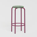 Tabouret haut 70 cm - structure aubergine et assise en verre acrylique recyclé vert