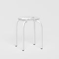Tabouret personnalisable - structure blanche et assise en verre acrylique recyclé incolore