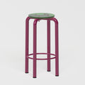 Tabouret haut Beaubourg 70 cm - structure aubergine et assise en verre acrylique recyclé vert