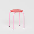 Tabouret personnalisable - structure rose pastel et assise en verre acrylique recyclé rouge